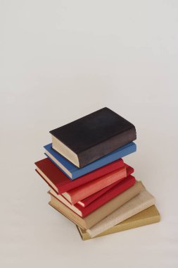 Beyaz arkaplan üzerine kitap yığını