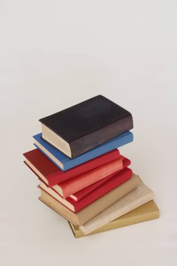 Beyaz arkaplan üzerine kitap yığını