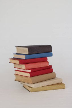Beyaz arkaplan üzerine kitap yığını