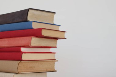 Beyaz arkaplan üzerine kitap yığını