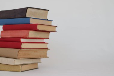 Beyaz arkaplan üzerine kitap yığını