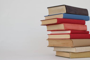 Beyaz arkaplan üzerine kitap yığını