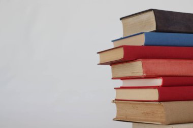Beyaz arkaplan üzerine kitap yığını