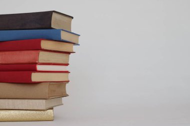 Beyaz arkaplan üzerine kitap yığını