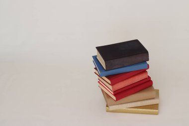 Beyaz arkaplan üzerine kitap yığını