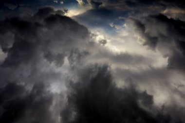 Kara gökyüzü ve yağmur bulutları