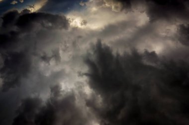 Kara gökyüzü ve yağmur bulutları