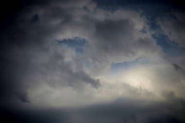 Kara gökyüzü ve yağmur bulutları