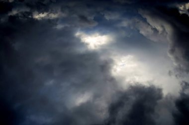 Kara gökyüzü ve yağmur bulutları