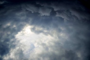 Kara gökyüzü ve yağmur bulutları