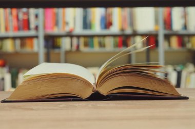 Kütüphanedeki masada kitabı aç