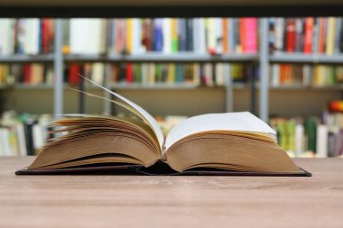 Kütüphanedeki masada kitabı aç