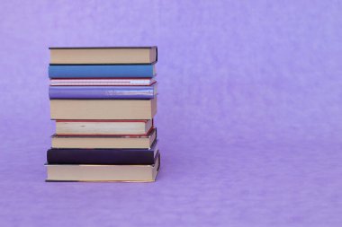  Mor arkaplan üzerine okul kitapları
