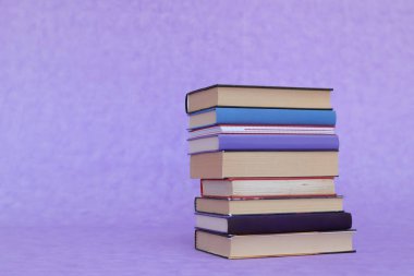  Mor arkaplan üzerine okul kitapları