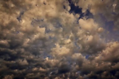 Kara gökyüzü ve yağmur bulutları