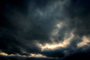 Kara gökyüzü ve yağmur bulutları