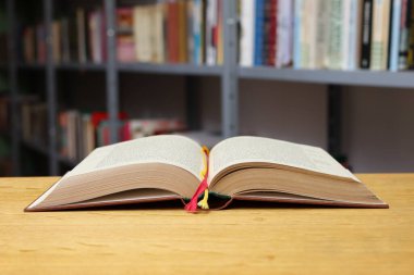 Kütüphanedeki masada eski kitabı aç