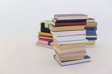 Beyaz üzerine kitap yığını