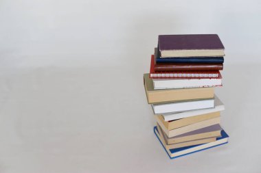 Beyaz üzerine kitap yığını