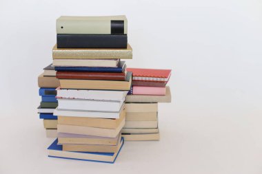Beyaz üzerine kitap yığını
