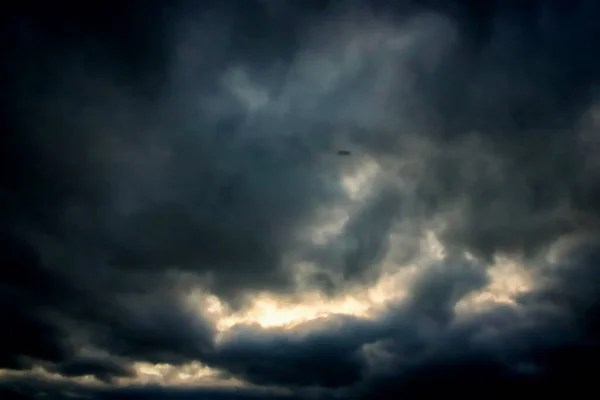 Mörk Himmel Med Regnmoln — Stockfoto