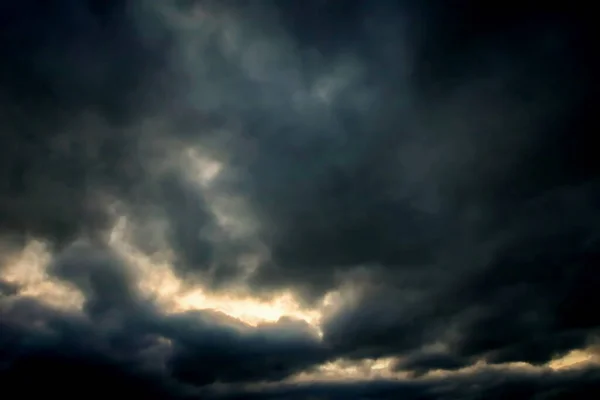 Céu Escuro Com Nuvens Chuva — Fotografia de Stock