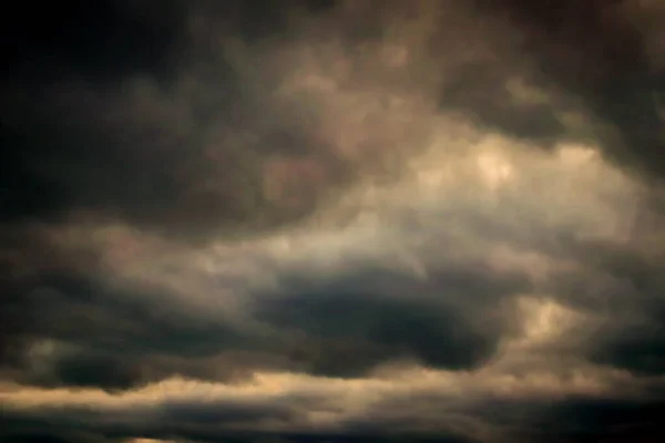 Mörk Himmel Med Regnmoln — Stockfoto