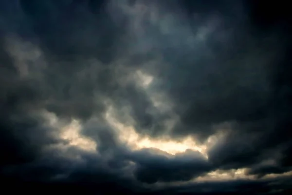 Mörk Himmel Med Regnmoln — Stockfoto