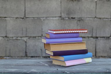 Ahşap bir kutuda kitaplar, endüstriyel bir ortamda kitaplar.