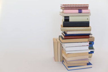 Beyaz üzerine kitap yığını