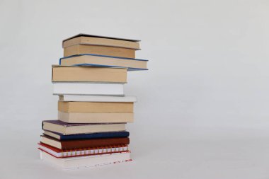 Beyaz üzerine kitap yığını