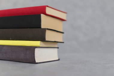 Gri arkaplan üzerine kitap yığını