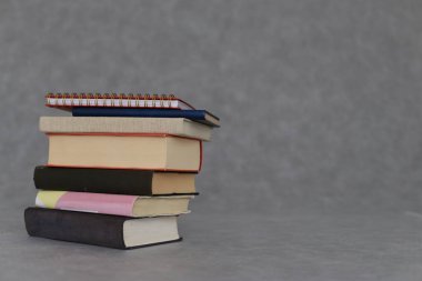 Gri arkaplan üzerine kitap yığını