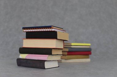 Gri arkaplan üzerine kitap yığını