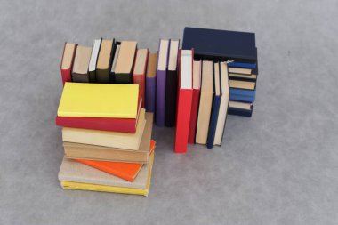 Gri arkaplan üzerine kitap yığını