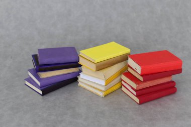 Gri arkaplan üzerine kitap yığını