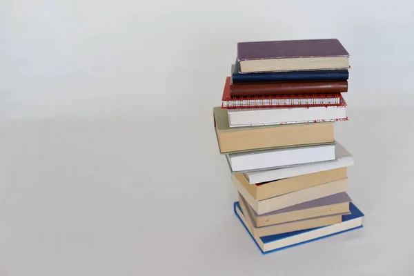 Pilha Livros Sobre Branco — Fotografia de Stock