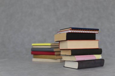 Gri arkaplan üzerine kitap yığını