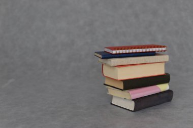 Gri arkaplan üzerine kitap yığını