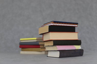 Gri arkaplan üzerine kitap yığını