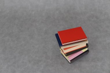 Gri arkaplan üzerine kitap yığını