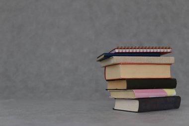 Gri arkaplan üzerine kitap yığını