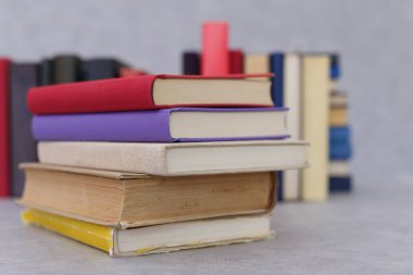 Gri arkaplan üzerine kitap yığını