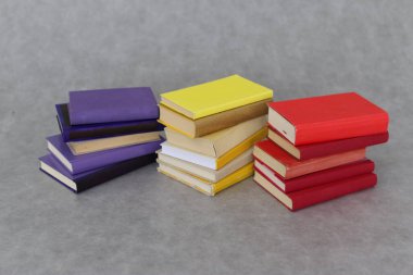 Gri arkaplan üzerine kitap yığını