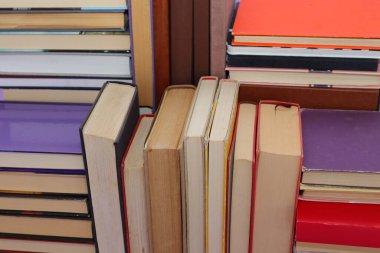 Mor zemin üzerine kitap yığını