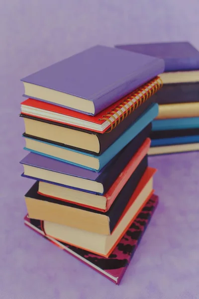 Stapel Boeken Violette Achtergrond — Stockfoto