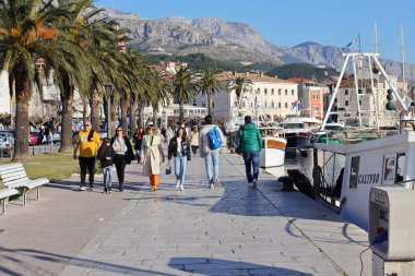Makarska, Hırvatistan, 17.03.2022. Hırvatistan 'ın güneyinde, Makarska' da güneşli bir gün.