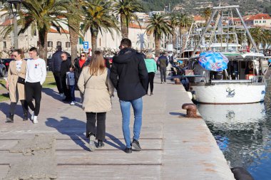 Makarska, Hırvatistan, 17.03.2022. Hırvatistan 'ın güneyinde, Makarska' da güneşli bir gün.