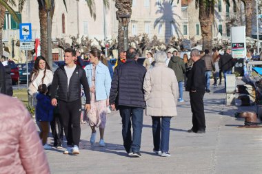 Makarska, Hırvatistan, 17.03.2022. Hırvatistan 'ın güneyinde, Makarska' da güneşli bir gün.