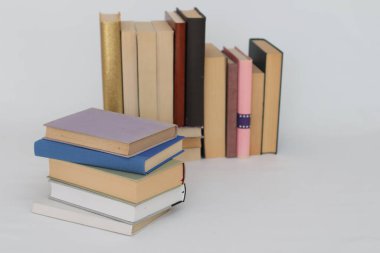 Beyaz üzerine kitap yığını
